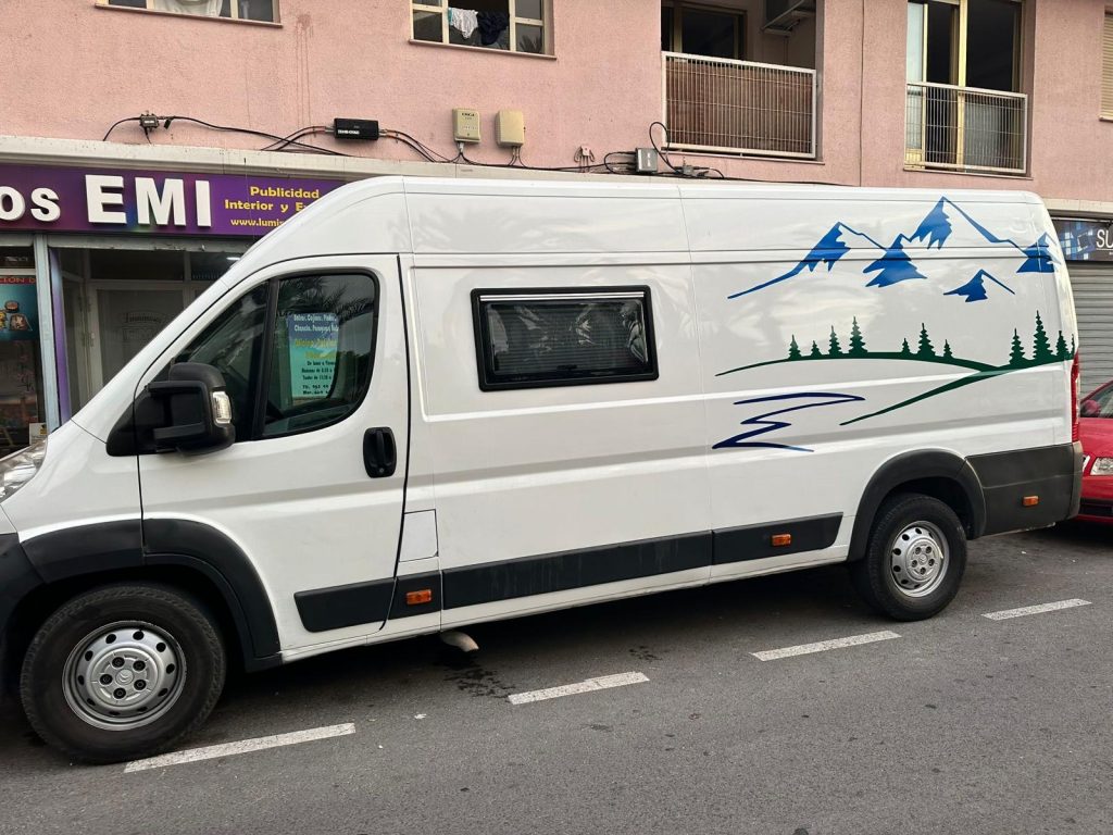 Vinilo montañas y rio